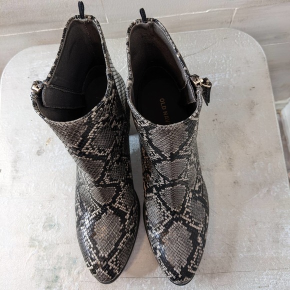 Old Navy Black and Gray Snakeskin Patterned Boots Size 8.5 NWOT - Picture 4 of 5